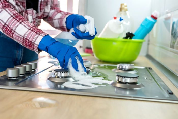 تمیز کردن اجاق گاز به صورت دستی