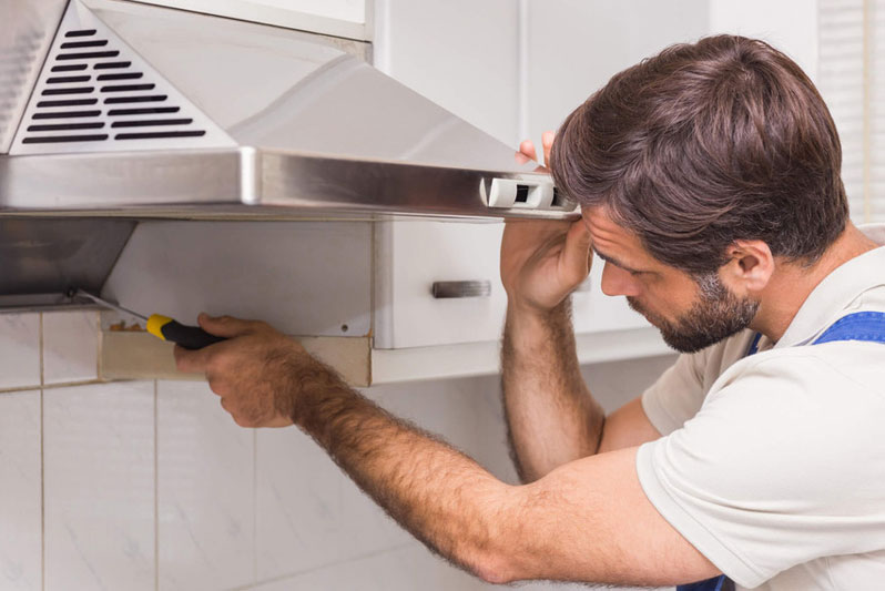 نصب هود با عملکرد مناسب در آشپزخانه شما فواید زیادی به همراه دارد